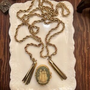 Elegant Gold and Green Pendant Necklace